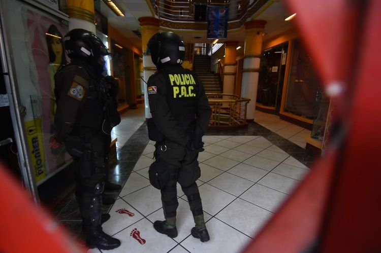 Seis hombres armados atracan una galería en una zona comercial de La Paz