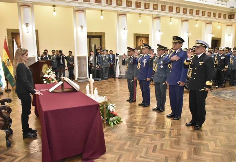 Es posesionado el Alto Mando de las FFAA por la presidenta interina Jeanine Âñez