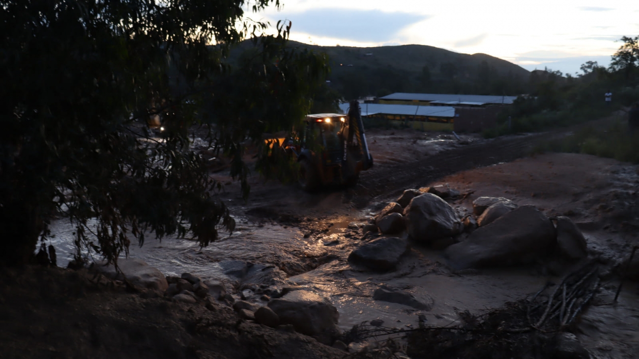 Dos lagunas rebalsan en Sacaba Cochabamba, generan una mazamorra y entierran a más de 10 viviendas además de cultivos de papa y maíz